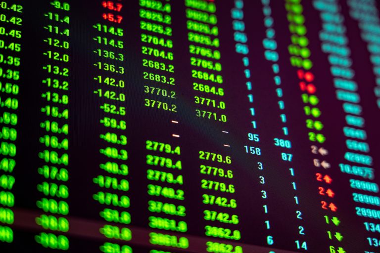 U.S. Stocks Dip as Investors Assess Earnings and Fed Rate Cut Outlook