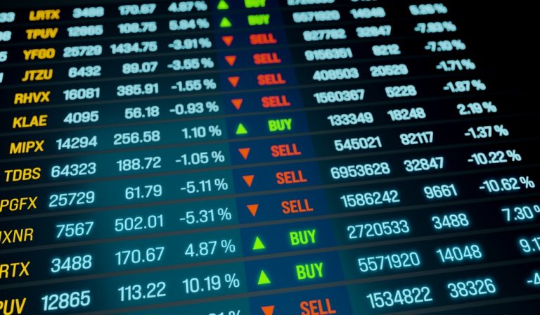 U.S. Stocks End Flat Amid Mixed Jobs Data and Inflation Concerns