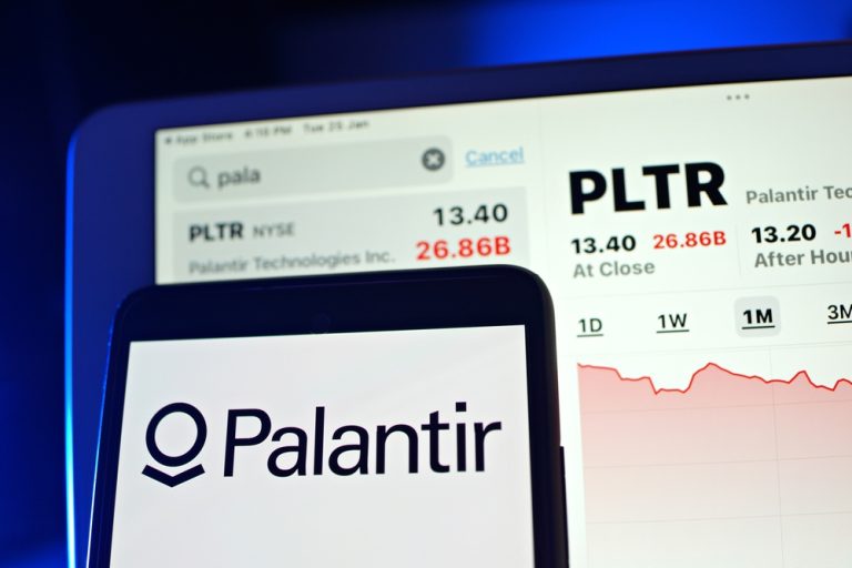 Palantir Eyes Oracle’s Throne in AI Boom