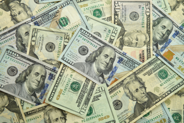 Dollar Holds Steady as Shutdown Uncertainty Weighs