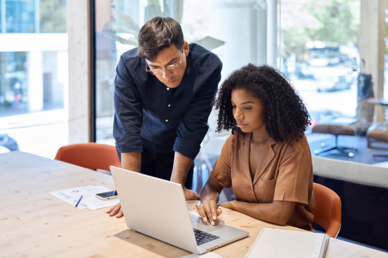 Americans Turn to AI for Financial Advice, but Experts Warn Against Overreliance